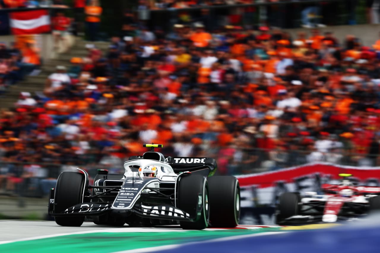 Charles Leclerc conquistó el GP de Austria por delante de Max Verstappen y Lewis Hamilton, en una carrera donde el mexicano Checo Pérez abandonó varias vueltas después de un roce que tuvo con George Russel, quien fue sancionado, y en la que Carlos Sainz también abandonó por una falla en el motor.