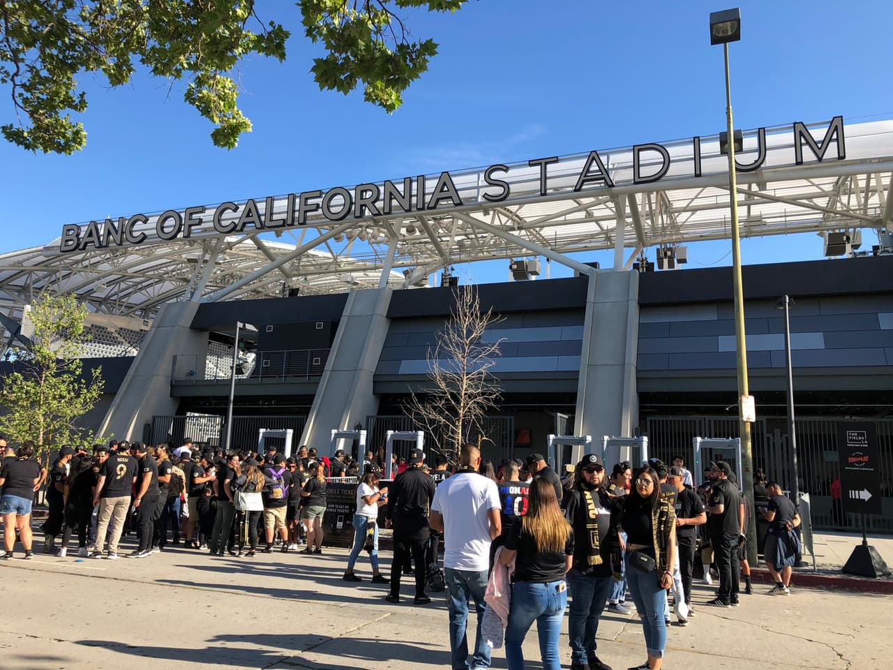 Inspirados por el mexicano Carlos Vela, así viven los fanáticos de Los Angeles FC los instantes previos al juego contra FC Cincinnati en la semana 7 de la MLS.