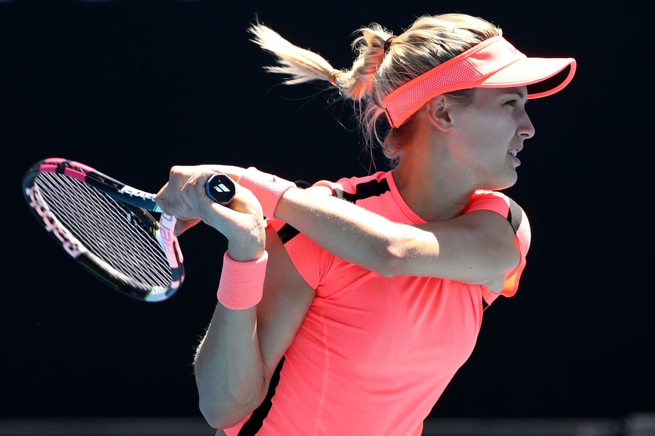 La bella canadiense Eugenie Bouchard se impuso contra Oceane Dodin y se quitó la cruz de caer en primera ronda durante otros torneos grandes en el reciente pasado.