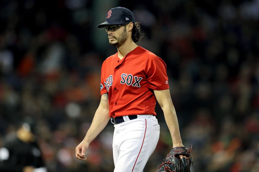 El derecho Joe Kelly no pudo cerrar bien su relevo en el sexto episodio por lo que fue reemplazado. Boston usó seis lanzadores en este primer juego.