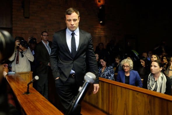 Otro gatillo alegre resultó ser Oscar Pistorius. Cuando ya era considerado un ejemplo de que las barreras físicas no existen, el corredor minusválido sudafricano asesinó a su esposa con varios disparos hechos en su casa cuando ella se encontraba en el baño. Según Pistorius fue un accidente, y aunque la justicia no ha decidido, su historia no logra convencer a todos.