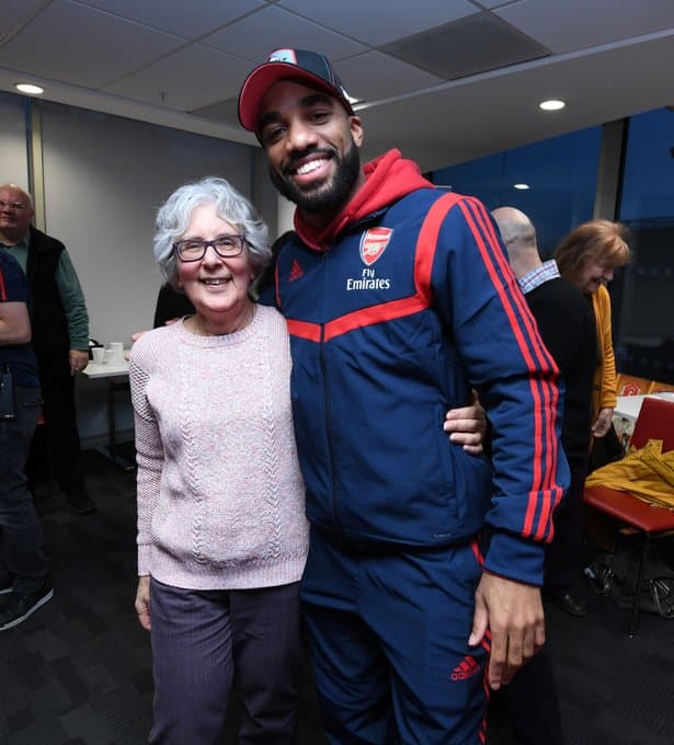 La plantilla Gunner llevó regalos, alegrías y mucha diversión a un grupo de personas del norte de Londres.