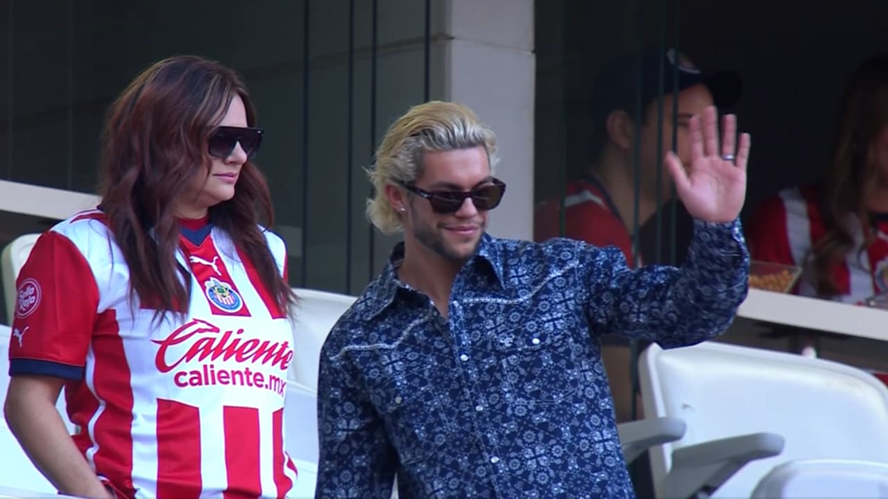 Desde un palco, TUDN capta a Cowell apoyando a Chivas en el Akron