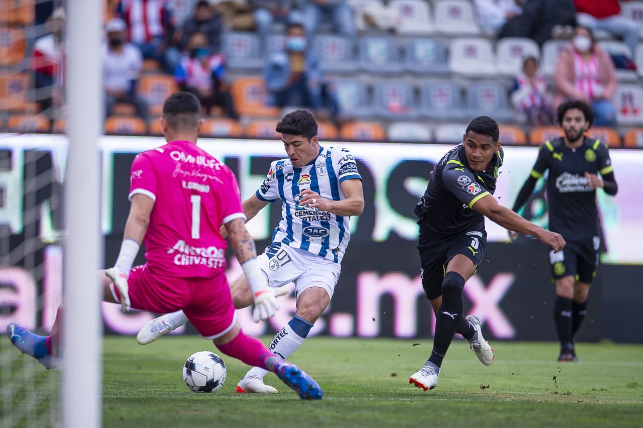 El Pachuca consiguió su segunda victoria del torneo tras vencer por 2-1 a las Chivas. Los Tuzos aprovecharon un grave error del 'Tiba' Sepúlveda y Raúl Gudiño para marcar el segundo tanto después de que Víctor Guzman hiciera el primero. Los rojiblancos reaccionaron con un gol de Ángel Zaldívar por la vía del penal, pero no fue suficiente.
