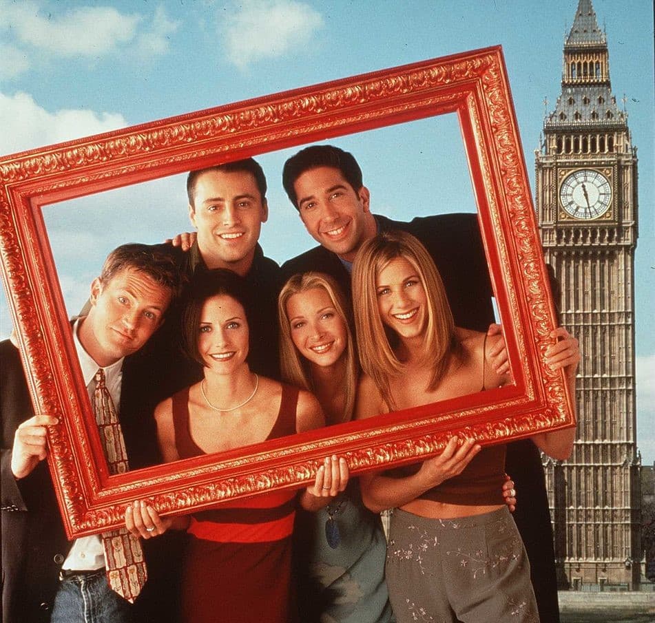 Friends era una comedia de situación sobre un grupo de amigos que vivían juntos y vivían sus vidas en la ciudad de Nueva York. El programa comenzó en 1994 y duró 10 temporadas a medida que el elenco se hacía cada vez más popular a medida que continuaba el programa.