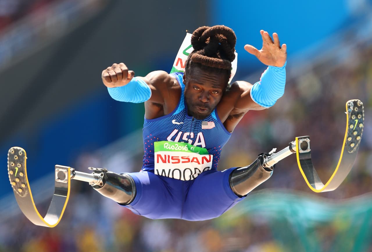 El deporte paralímpico también tuvo grandes momentos. Acá, el esfuerzo del estadounidense Regas Woods durante la competencia de salto largo- T42 en Río-2016.