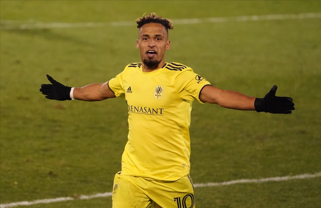 Camiseta dorada, con vivos en azul. Ya clásico para la franquicia de Nashville.