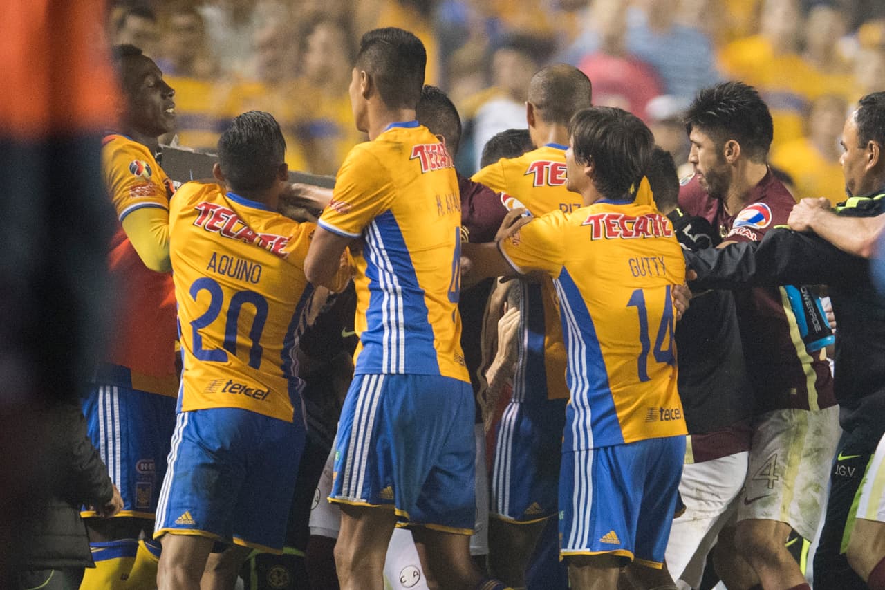 El partido se fue a tiempos extras y, (luego de la roja por doble amarilla a Sambueza), felinos y águilas se enfrascaron en cámara húngara.