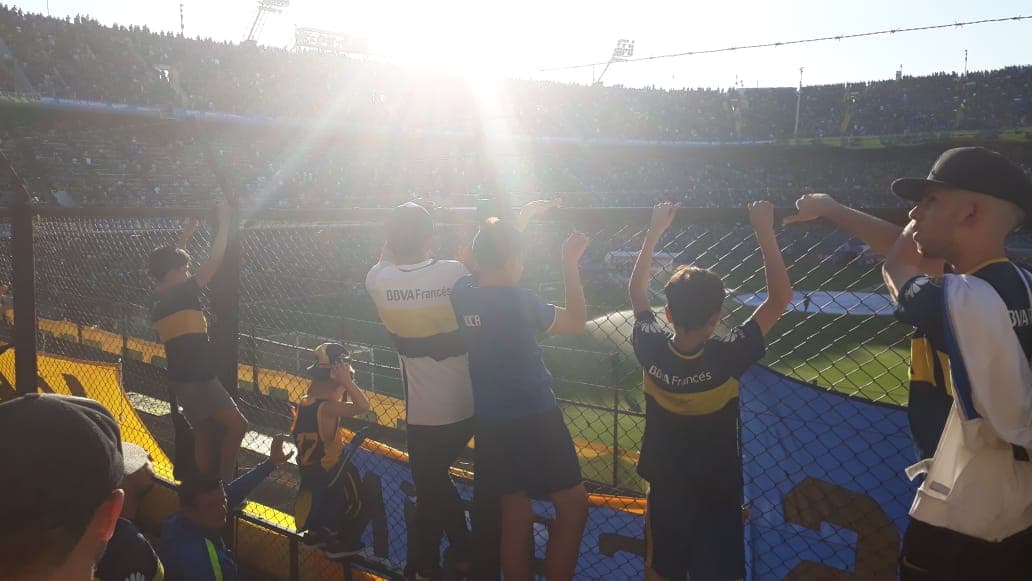 Ya en el interior de La Bombonera se vive la magia del Superclásico Argentino.