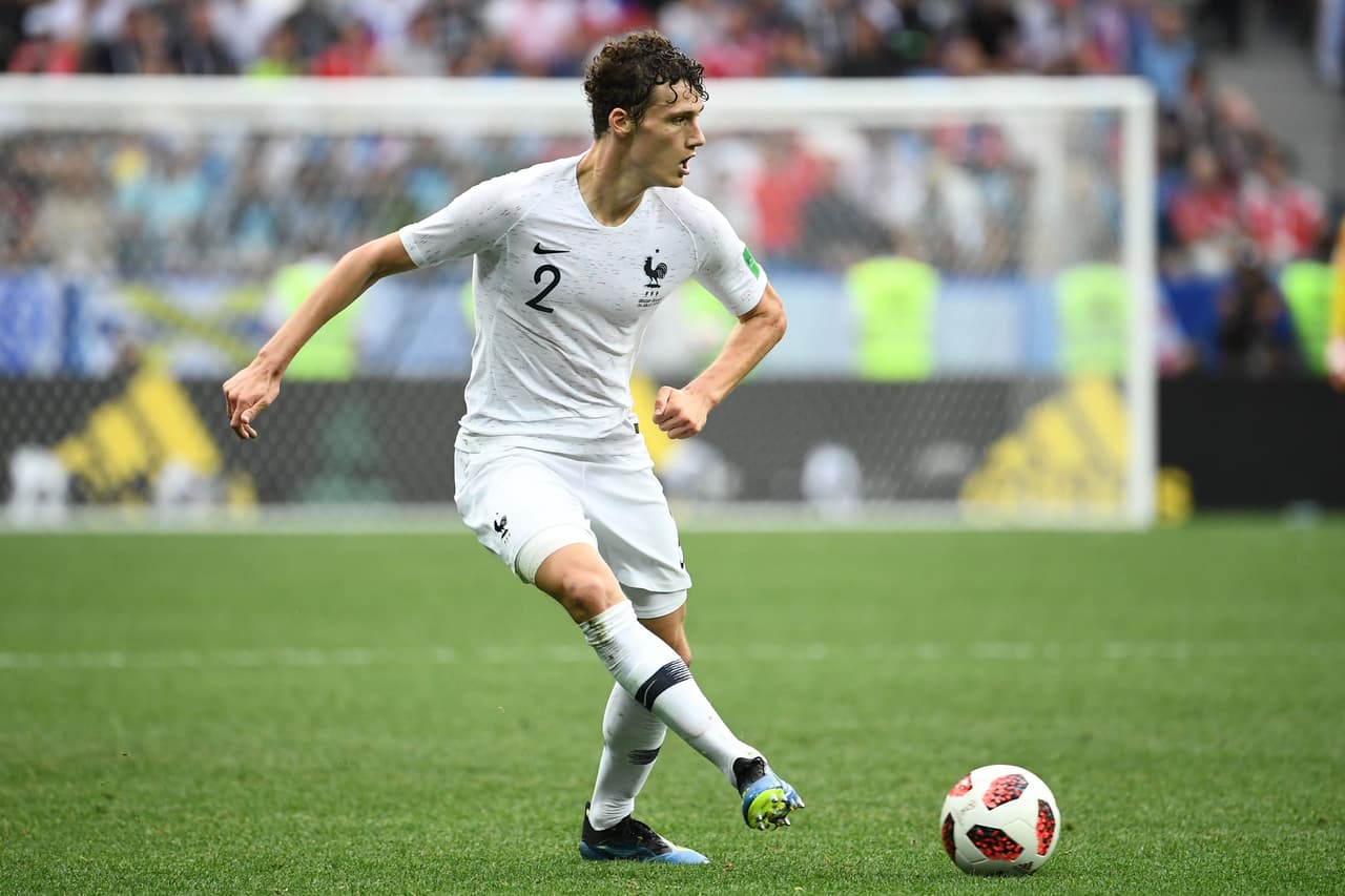 Benjamin Pavard sigue siendo objetivo del Bayern Múnich. A pesar del interés del PSG, en baviera mantienen la ventaja para contratarlo.