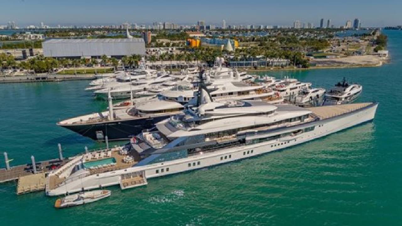 El yate con capacidad para 14 pasajeros y 20 tripulantes fue bautizado en honor a su esposa, Gene.