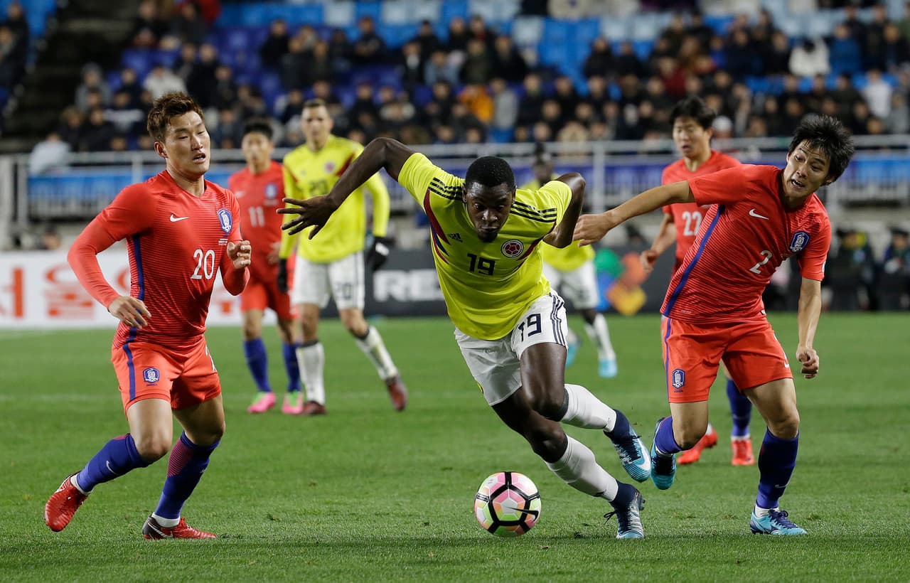 En ataque, ante la ausencia de Falcao, la referencia fue Duván Zapata, delantero de la Sampdoria de Italia quien poco pudo hacer en la primera parte.