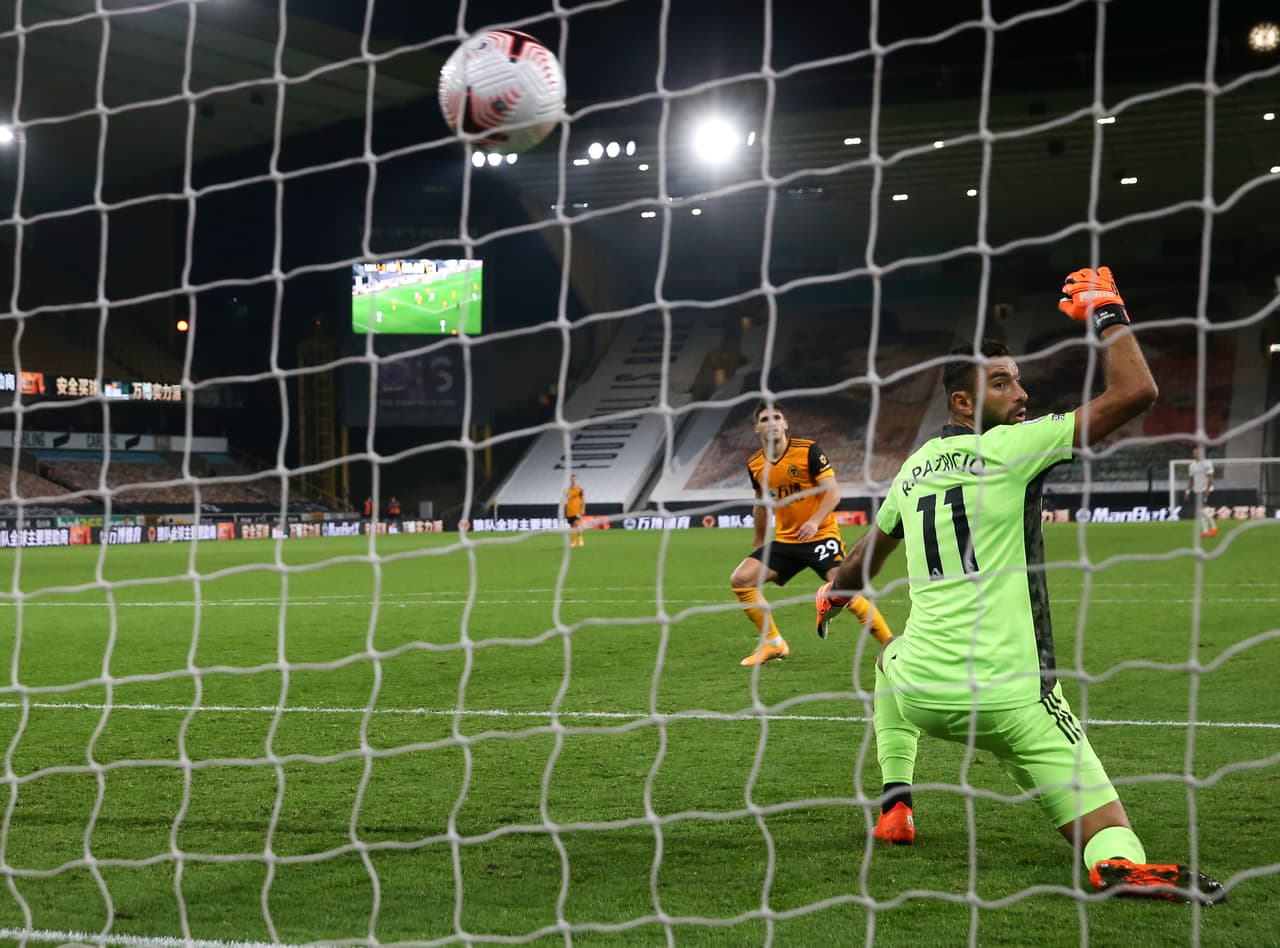 Gol, golazo de cabezazo de Raúl Jiménez, pone el marcador 1-2.