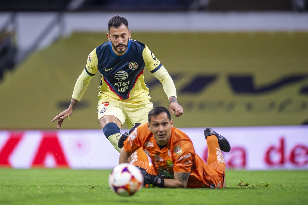 Víctor Dávila (1’) marcó a segundos de haber iniciado el cotejo, pero la ventaja no duró; Henry Martín hizo el empate a los 6’. Al 58’ Aguilera falló desde los once pasos. En sus siguientes compromisos, América visitará al Guadalajara en duelo de la J11 y León hará lo propio con el Monterrey, en duelo pendiente de la J3.