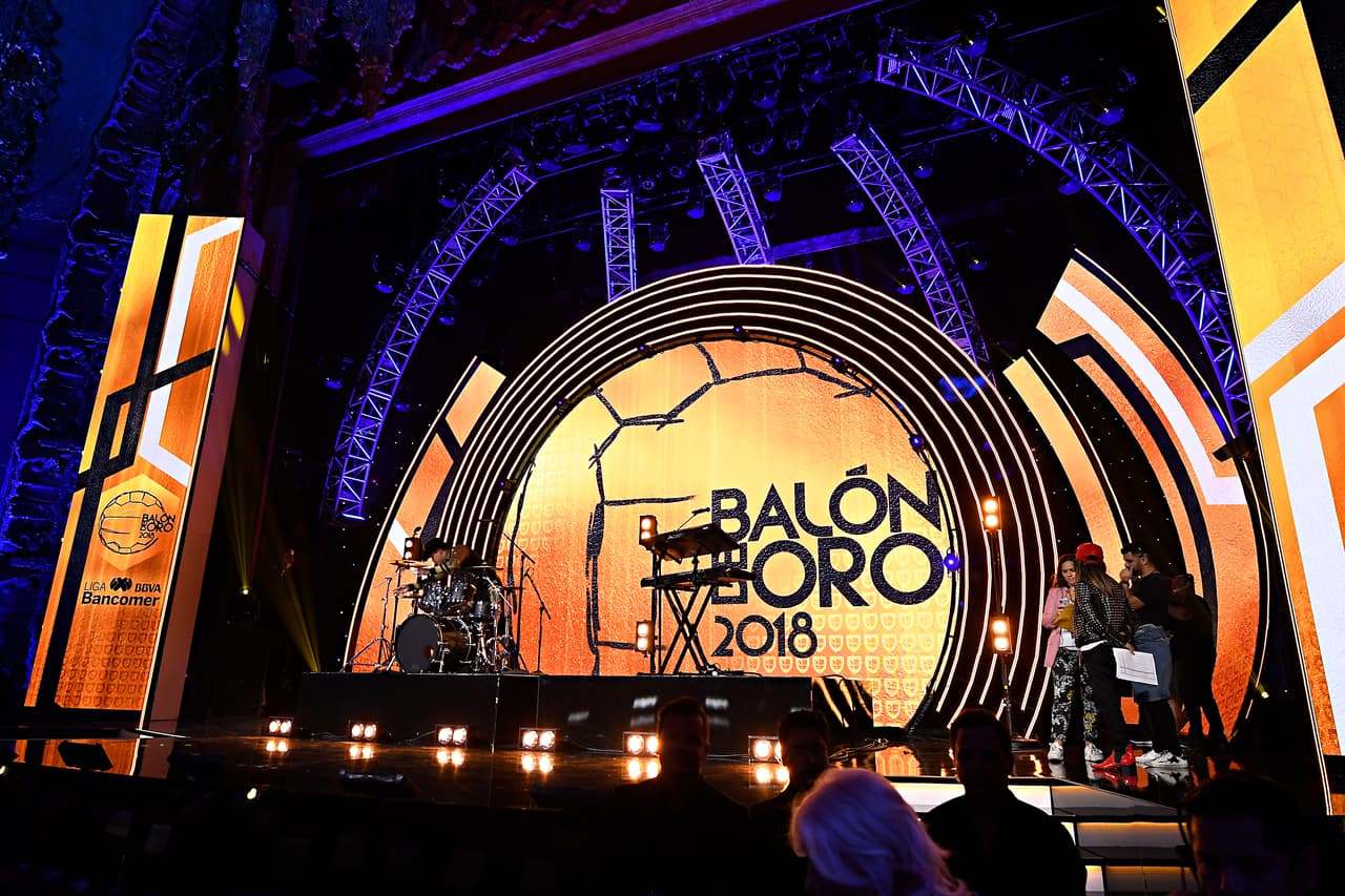 Para un evento espectacular, se necesitaba un escenario acorde a la ocasión. Este es el templete donde pasaron a desfilar los ganadores de los premios y los artistas y personalidades invitadas.