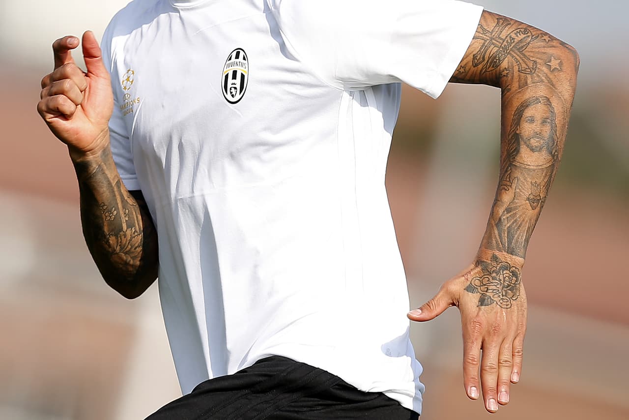 Dani Alves tiene una imagen de Jesucristo en su brazo izquierdo, una de su mujer en el derecho, en el pecho lleva el nombre de su hijo con el día de nacimiento en números romanos, corona en el oblicuo derecho, y el nombre de su hija con el nacimiento en números romanos en el vientre.