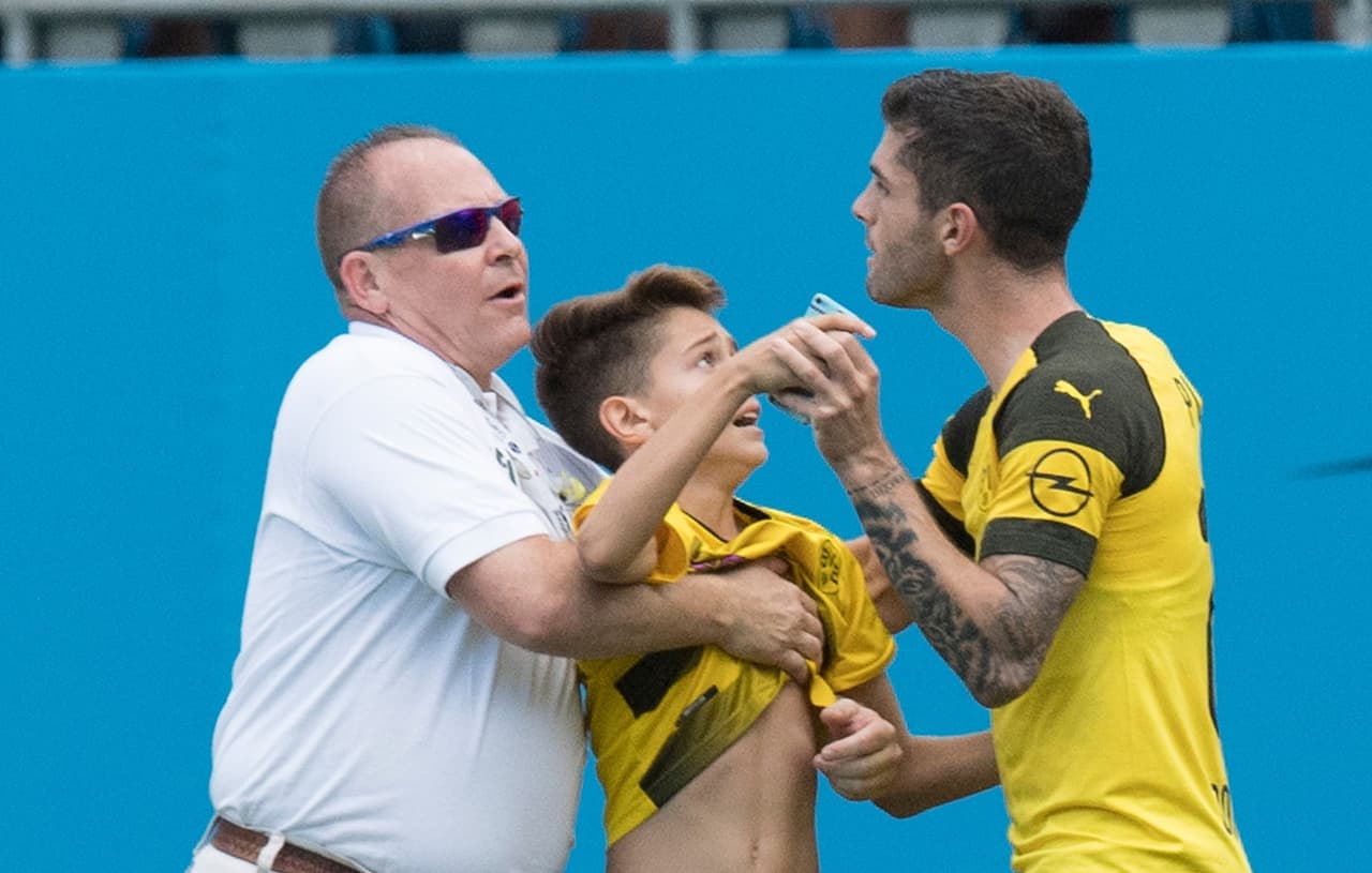Christian Pulisic se vistió de héroe al defender a un aficionado