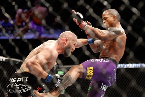 Héctor Lombard (34-4-1) vs Josh Burkman (27-10) en peso welter. La primera pelea del evento principal nos trajo al cubano Lombard buscando extender su racha de dos triunfos en las 170 libras. El vencedor es Héctor Lombard (35-4-1) por decisión unánime (30-27, 30-27, 29-28).