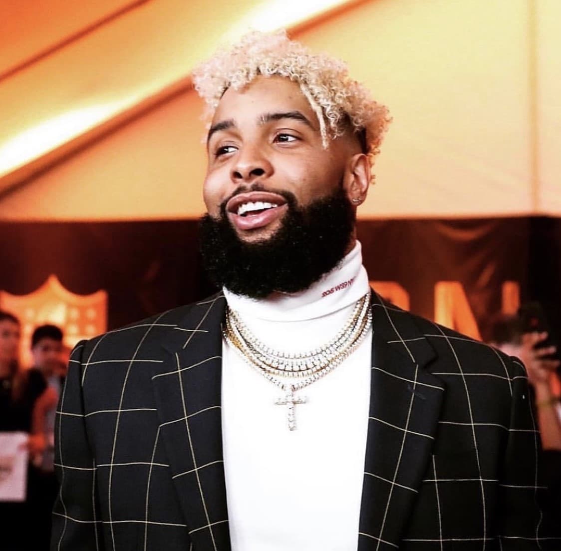Pocos deposrtistas saben portar sus joyas como Odell Beckham Jr, el receptror de los Cleveland Browns siempre brilla al igual que todos los diamantes que porta.