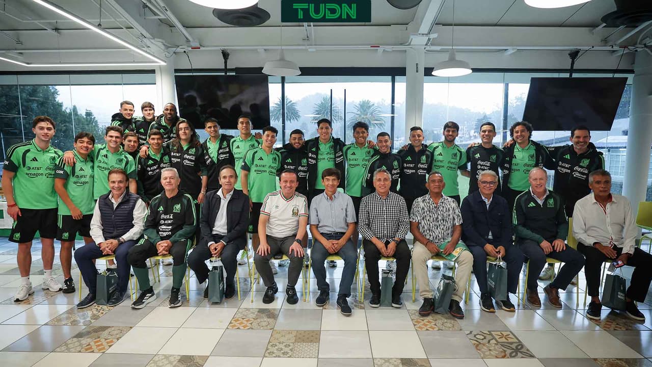 Leyendas de México 86 visitan a jugadores de la Selección Mexicana en el CAR
