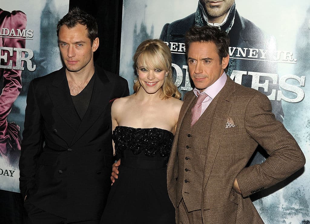 10 años después de la última parte, Robert Downey Jr y Jude Law regresan como Sherlock Holmes y el Doctor Watson, sólo que Guy Ritchie deja en su lugar a Dexter Fletcher.