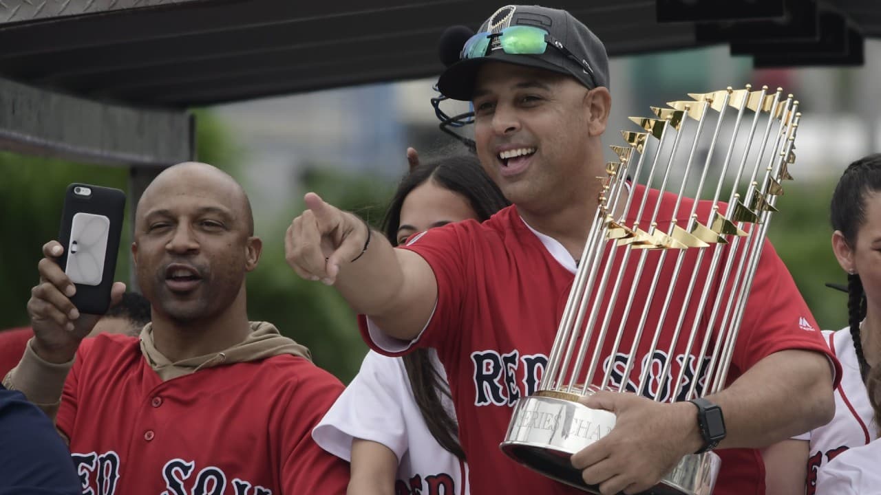Alex Cora ganó la Serie Mundial en su primer año como manager de la MLB.