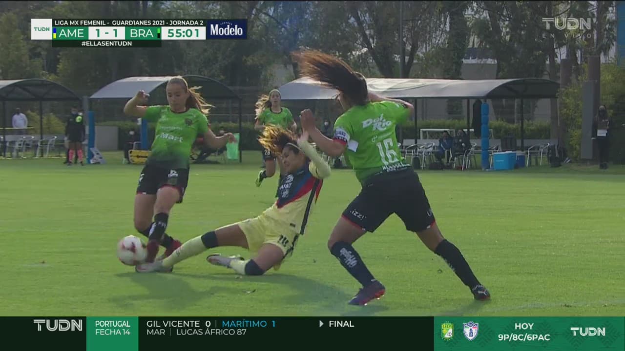 ¡La defensa de Juárez salva su meta! América presiona