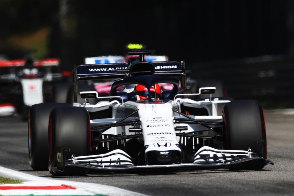 Verstappen, Norris, Ricciardo, Stroll, Albon, Gasly, Kvyat, Ocon, Leclerc, Raikkonen, Magnussen, Grosjean, Vettel, Giovinazzi, Russell y Latifi completan la parrilla de salida.