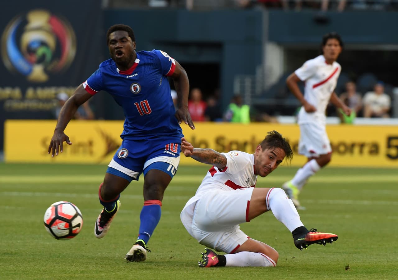 Paolo Guerrero compite por el balón con el haitiano and Jeff Louis vie.