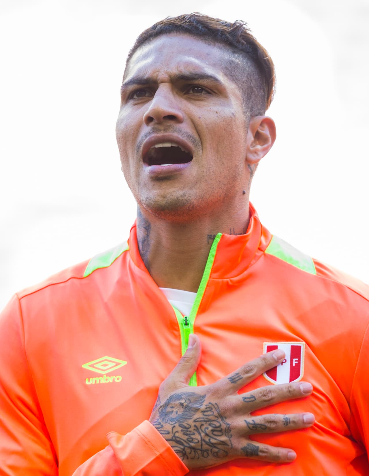 El goleador de Perú, Paolo Guerrero. Durante el himno nacional de su país.