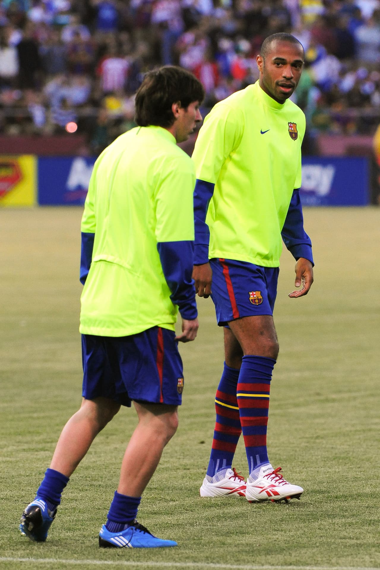 Cuando era una auténtica 'Pulga' -aunque ya era un ídolo global- Leo Messi estuvo de gira por Estados Unidos con el Barcelona. En esta foto de agosto de 2009 aparece junto a Thierry Henry en el Candlestick Park, de San Francisco.