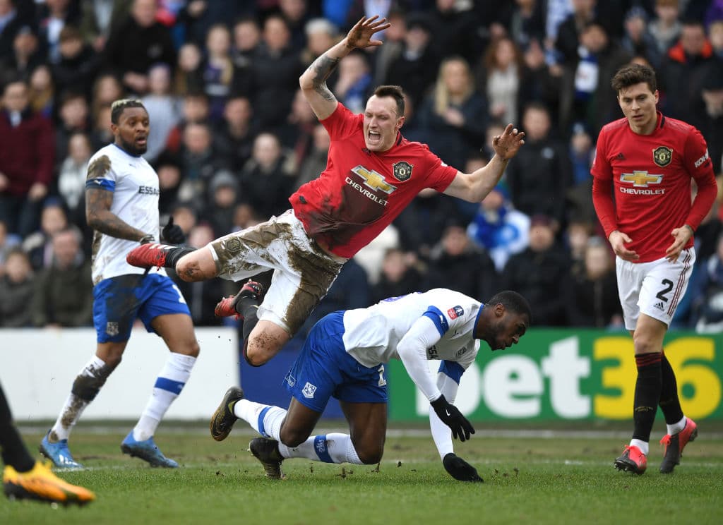 Juego duro en una cancha muy maltratada por la época invernal de Inglaterra.