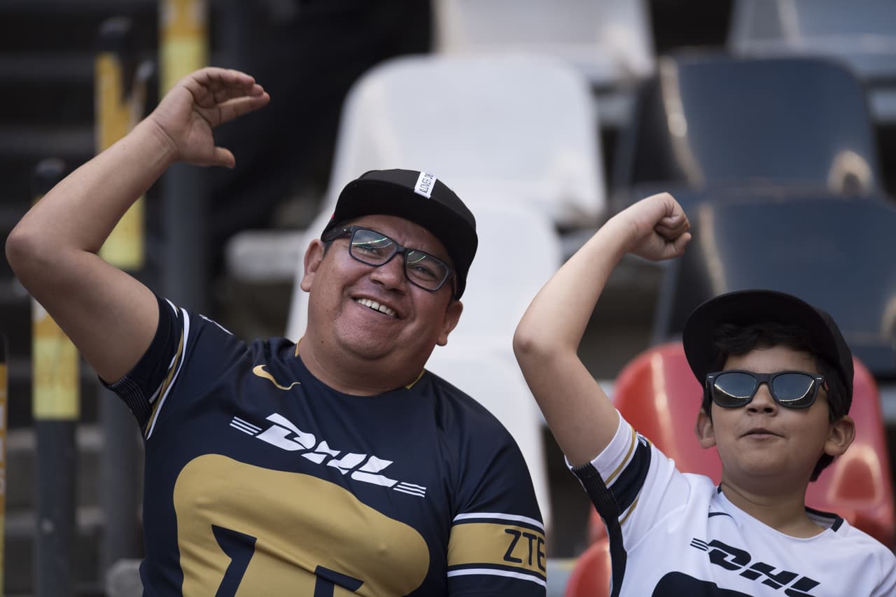 Dentro del Estadio Azteca los fanáticos de América y Pumas aguardan por el inicio de la Semifinal.
