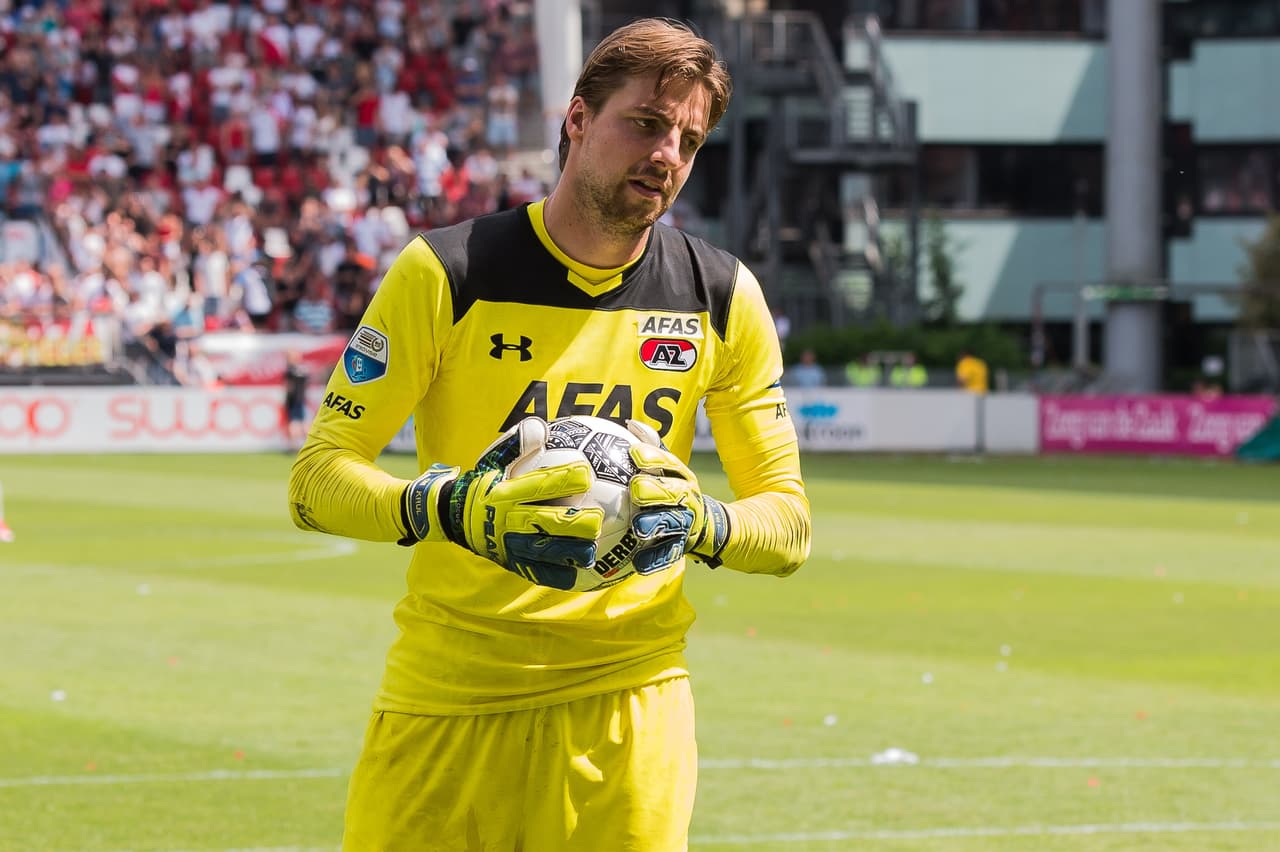 Por más de una década, Krul ha sido propiedad del Newcastle de la Premier League, que lo cedió el último semestre al AZ Alkmaar de la Eredivisie.