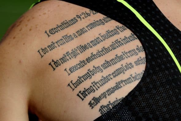 El corredor dejó clara su ética de competencia con un tatuaje en la espalda de un pasaje bíblico (COR 9:26) que comienza: Por tanto, yo de esta manera corro, no como sin tener meta