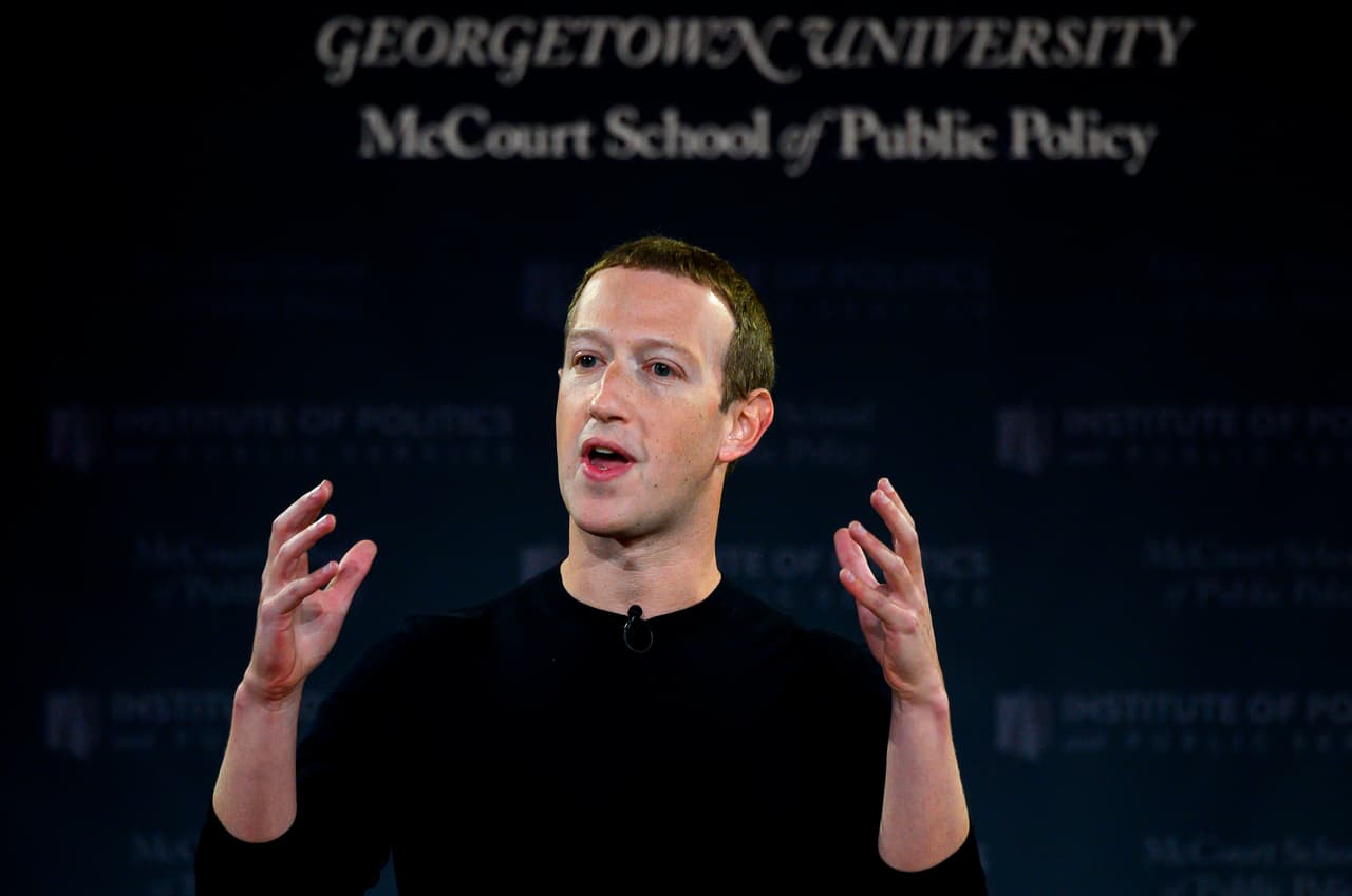 <h3 class="cms-H3-H3">3. Mark Zuckerberg</h3> 
<br>
<b>(85 mil millones de dólares)</b>
<br>
<br>El empresario de 36 años es CEO y cofundador de 
<a href="https://www.univision.com/temas/facebook">Facebook </a>-de la que posee 15% de acciones-, compañía que incrementó su estatus durante esta pandemia al convertrise en el sistema de comunicación más predominante, a pesar del boicot sufrido por parte de un millar de empresas anunciantes debido a la falta de rigor de la compañía sobre discursos de odio publicados en la red social.