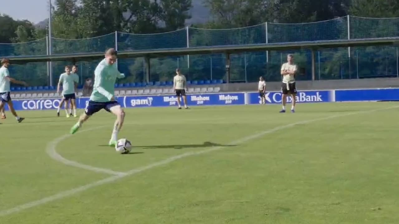 Marcelo Flores se luce con golazo al ángulo en entrenamiento