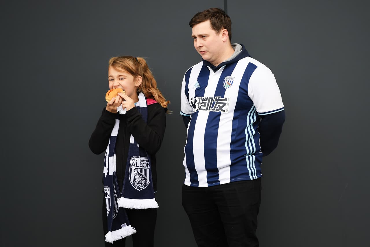 En familia, los fanáticos del West Brom también se acercaron a su estadio para pensar en el triunfo.