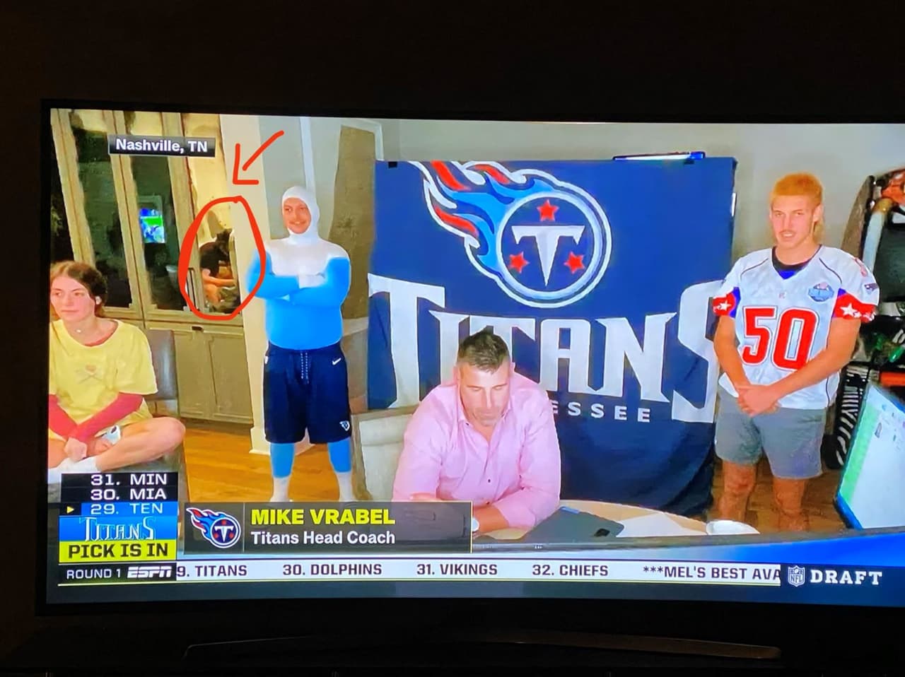 Captan a hombre en el baño en la selección de los Titans