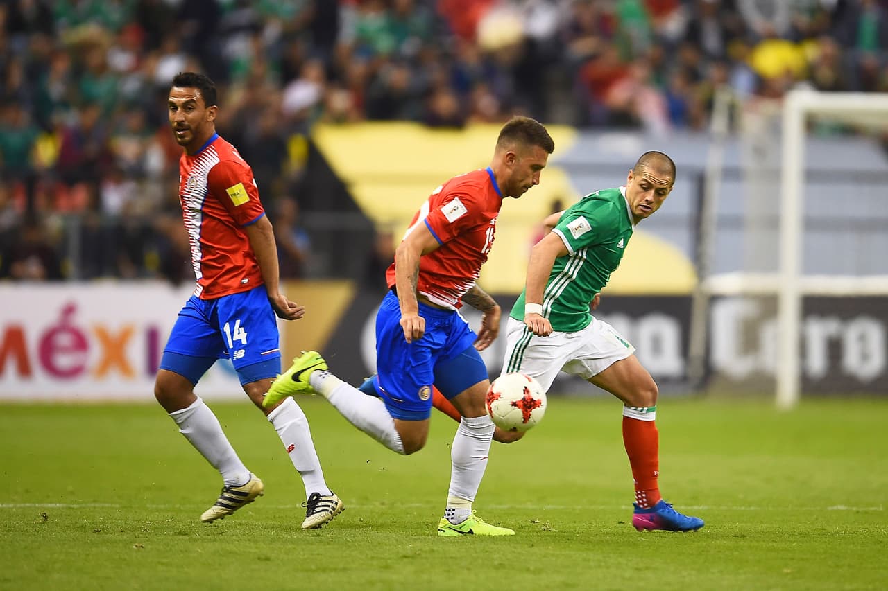 Chicharito disputando un balón. El mexicano salió de cambio al final del segundo tiempo con un golpe en la rodilla.