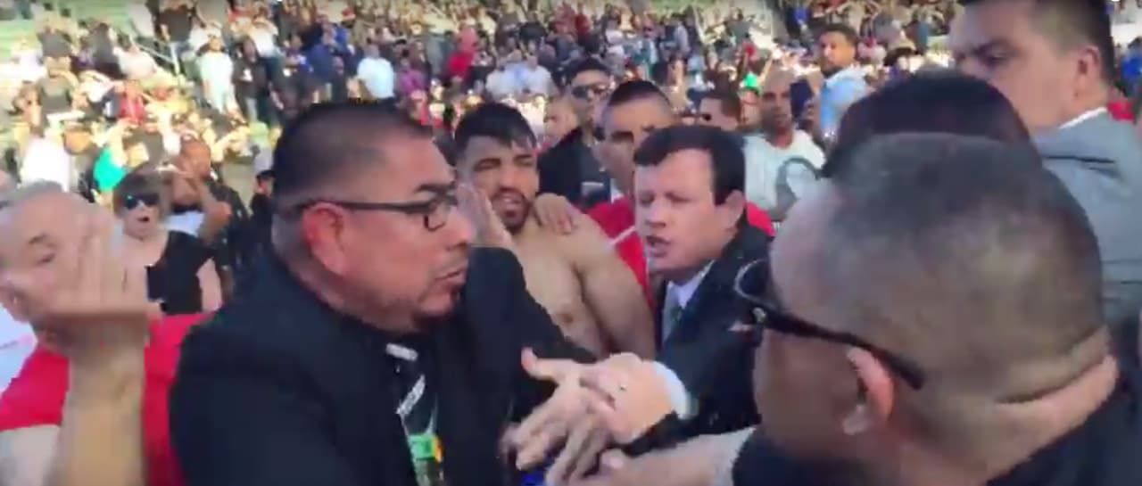 Víctor Ortiz fue atacado por un fan después de la pelea con Andre Berto