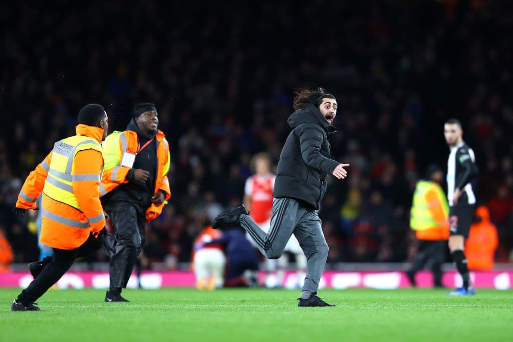 Corre por todo el campo mientras la seguridad del estadio lo persigue hasta detenerlo y sacarlo de la cancha. Dormirá entre los barrotes.