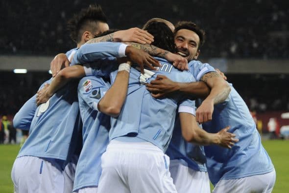 Cavani logró dos goles ante el Cagliari, suficientes para que el Napoli ganara por 2-1 y siga en la pelea por el título de goleo italiano.