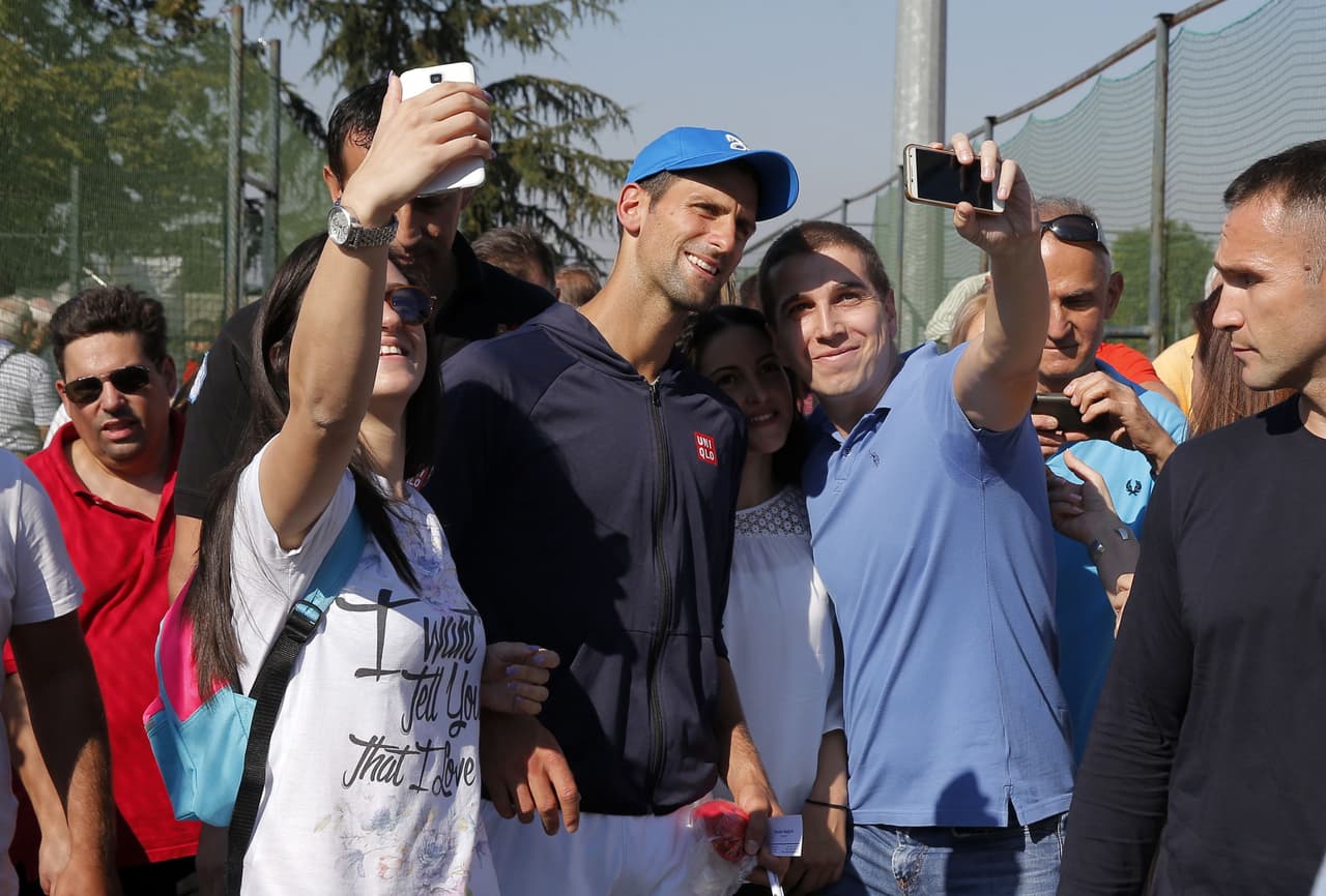 El serbio Novak Djokovic también es uno de los deportistas que mejor atiende a los fanáticos. Toda una figura que sabe que así se hacen los ídolos.
