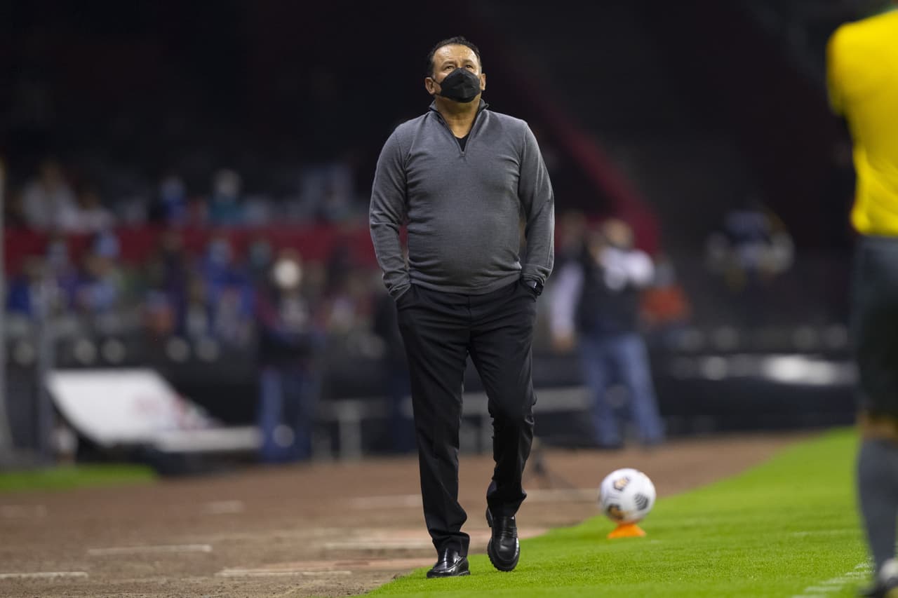 Juan Reynoso Cruz Azul head Coach during the game Cruz Azul (MEX) vs CF Monterrey (MEX), corresponding to Semifinals second leg match of the 2021 Scotiabank Concacaf Champions League, at Azteca Stadium, on September 16, 2021. 
<br>
<br> Juan Reynoso Director tecnico de Cruz Azul durante el partido Cruz Azul (MEX) vs CF Monterrey (MEX), correspondiente al partido de Vuelta de Semifinales de la Liga de Campeones Scotiabank Concacaf 2021, en el Estadio Azteca, el 16 de Septiembre de 2021.