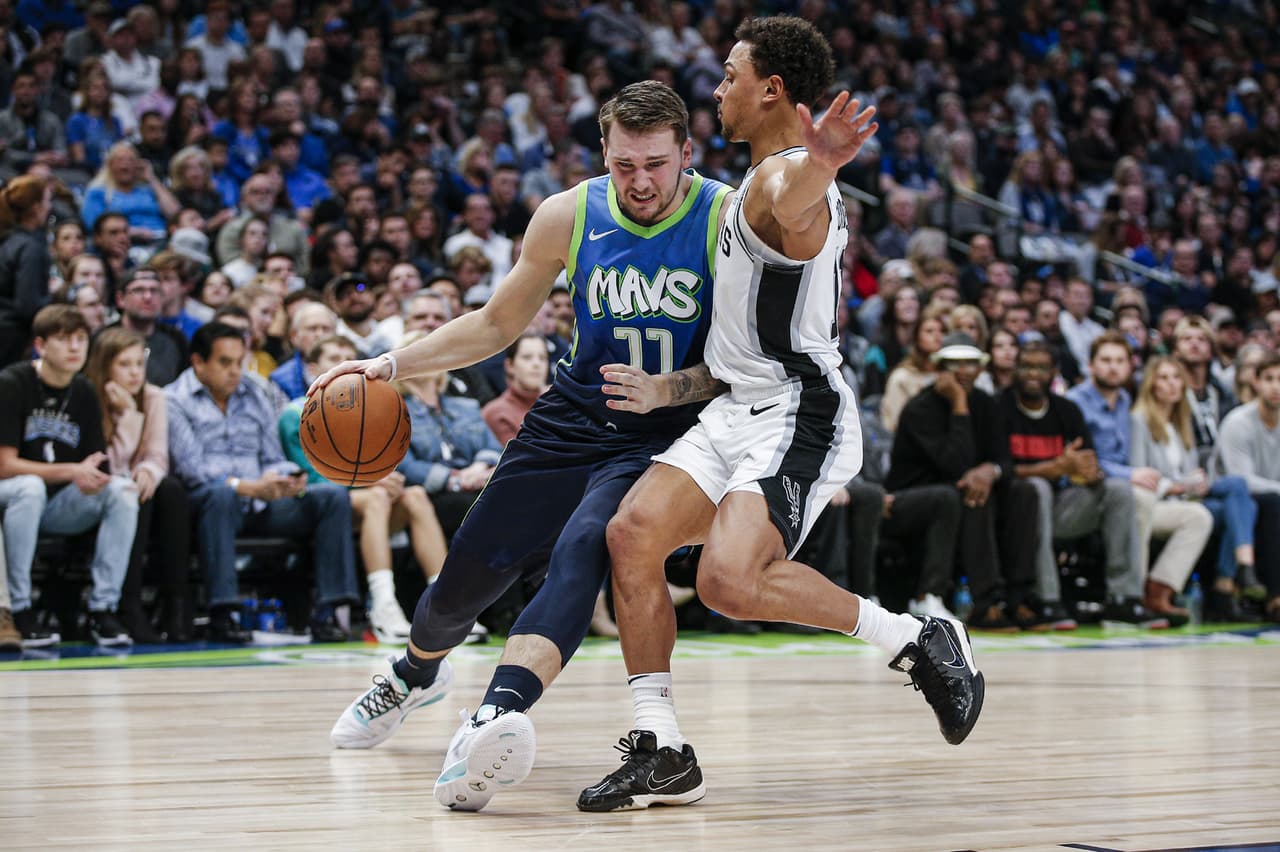 Mavericks, con Doncic, gana duelo texano a Spurs
