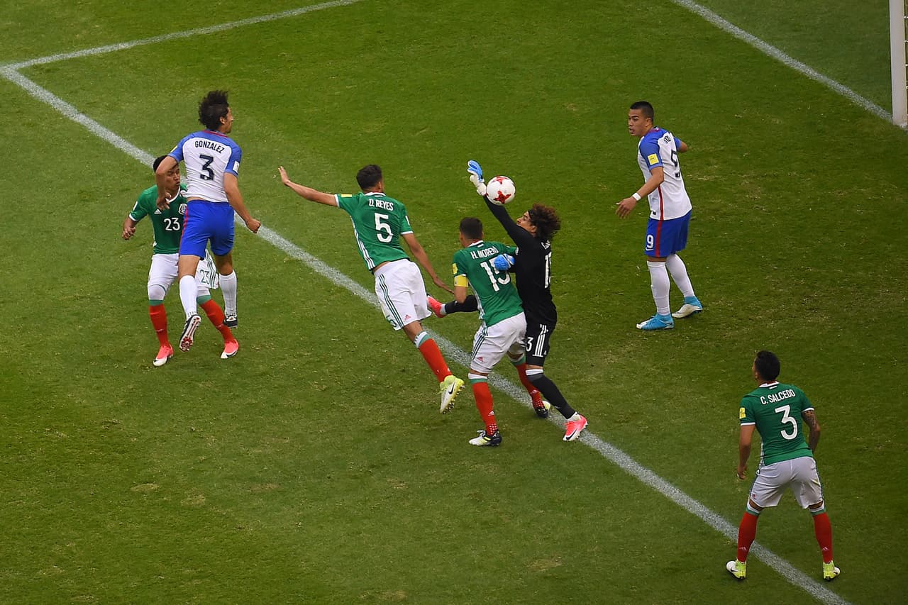 Ya en el segundo tiempo, las jugadas más peligrosas de los vecinos del norte llegaron en balones aéreos.