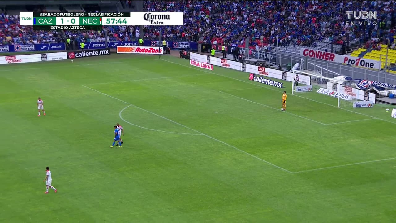 ¡CERCA! Iván Morales disparó que se estrella en el poste.