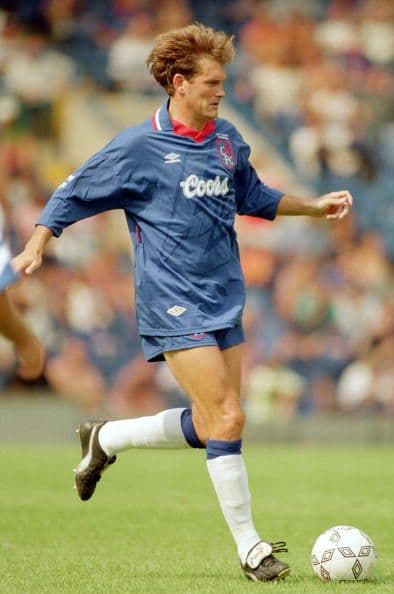 En la década de 1990 el Chelsea de Inglaterra nombró al aún jugador, Glenn Hoddle, como técnico del equipo. Su período al frente del club duró 3 años, y aunque en no logró ningún título al frente de los ‘Blues’, la experiencia le sirvió como trampolín para ser nombrado estratega de la Selección de Inglaterra.