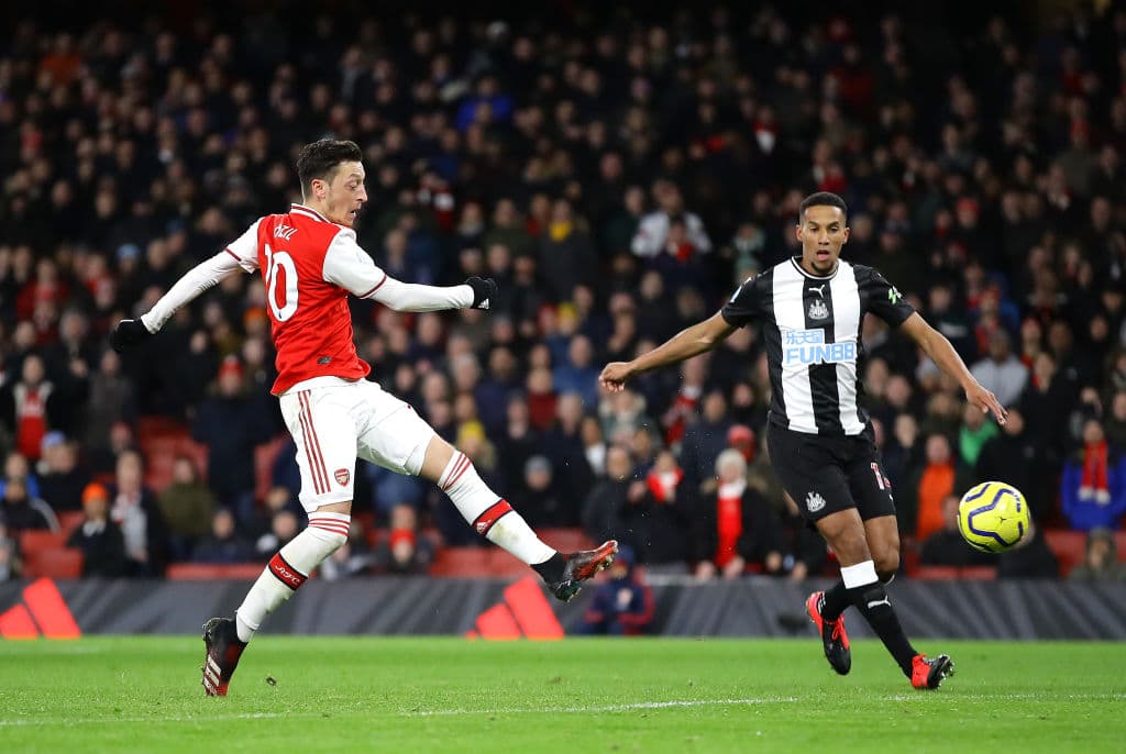 La asistencia de Lacazette valió el gol, con todo y el error del portero de los Magpies, aún así Özil realizó un buen remate aéreo para anotar el tercero de su equipo.